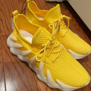 (NWT) Yellow & White Size 8 Sneakers